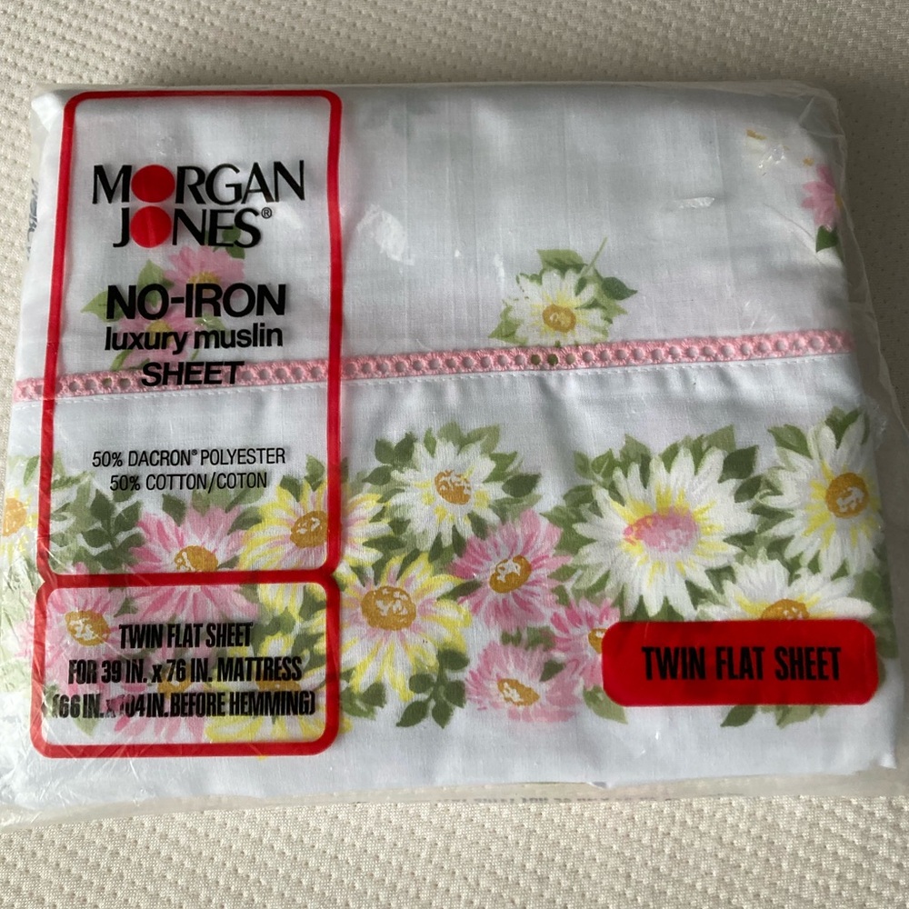 New in package vintage twin sheet with pink and white daisies
